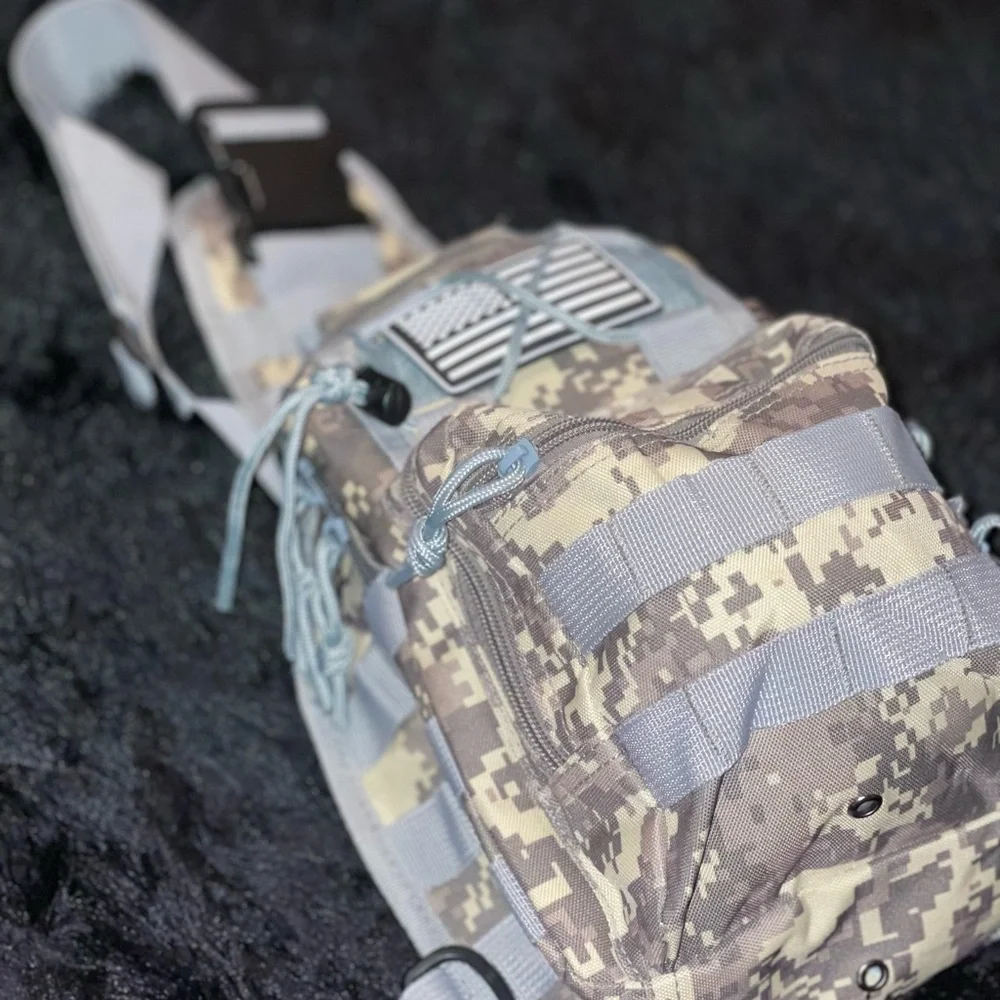 Camo shoulder army bag.